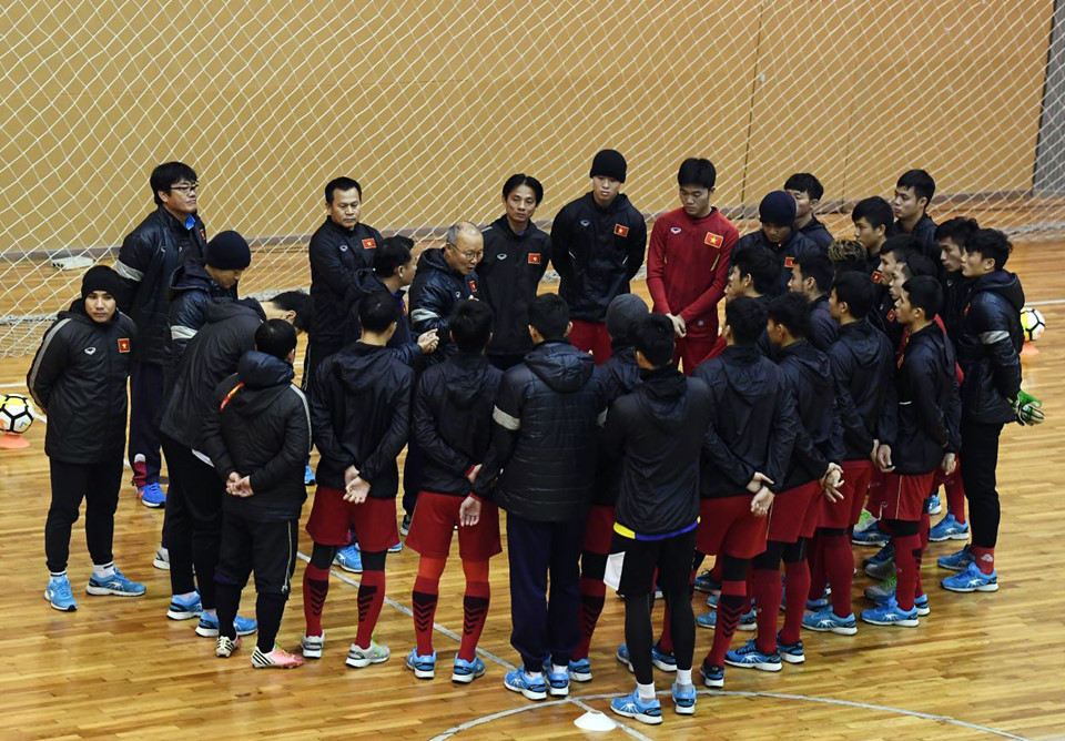 U23 Uzbekistan hào hứng tập dưới tuyết, Việt Nam rèn quân trong nhà